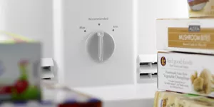 Réfrigérateur à congélateur supérieur Whirlpool profondeur standard, 18  pi³, inox noir WRT518SZKV