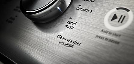 Le cadran d'une laveuse est réglé sur le mode de nettoyage de la machine.