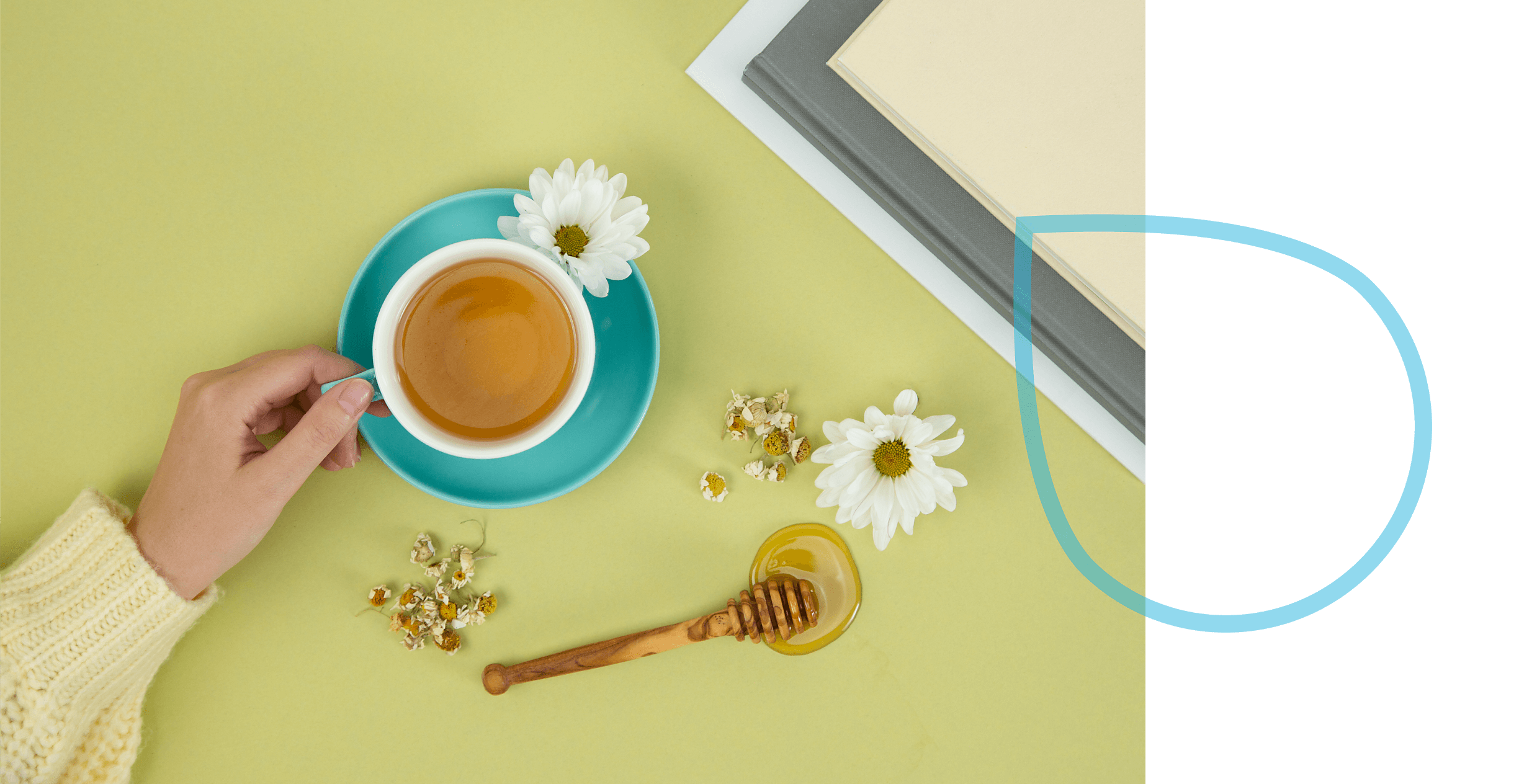 Une tasse de thé avec des motifs de fleur et de miel.