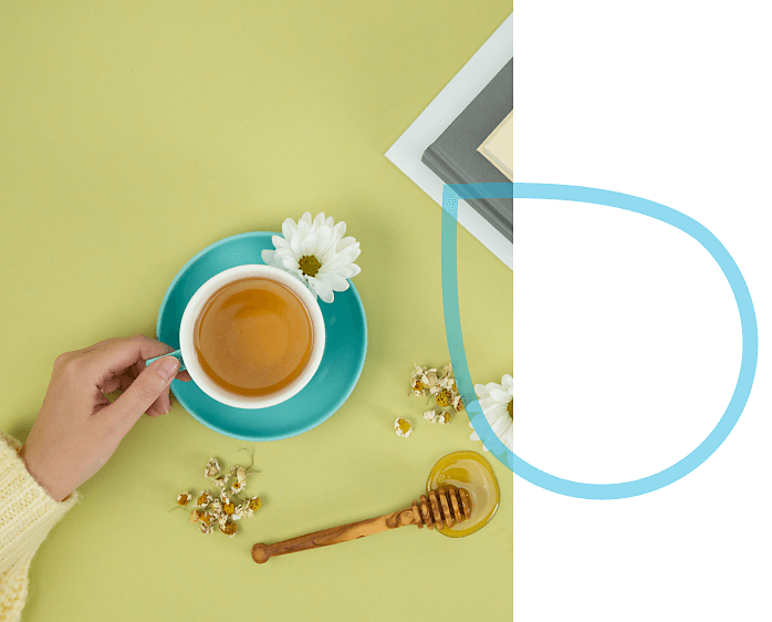 Une tasse de thé avec des motifs de fleur et de miel.