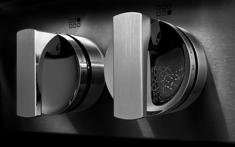 The NOIR™ Design Expression knobs on a JennAir rangetop. 