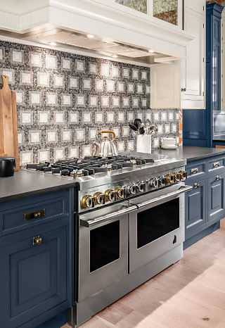 A JennAir® RISE™ Professional-Style Range in the kitchen.