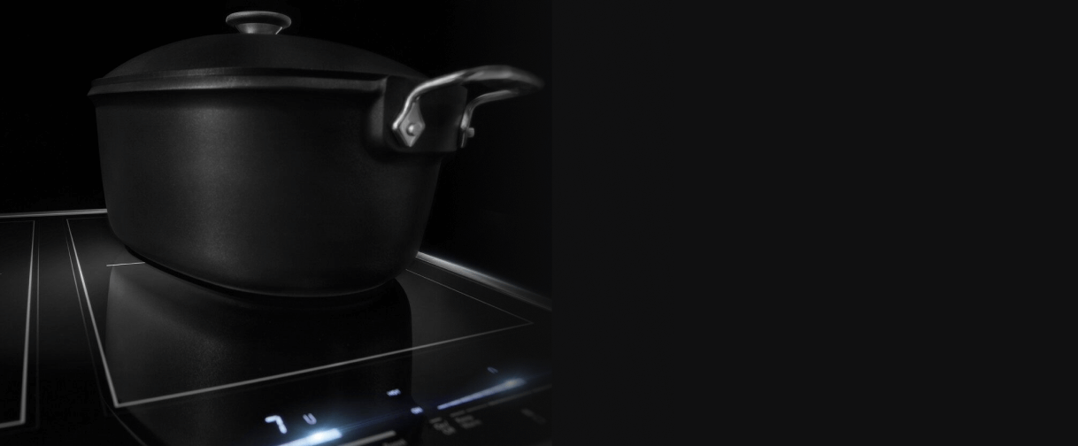 A JennAir® Induction Cooktop with a large stockpot on the Flex Element.