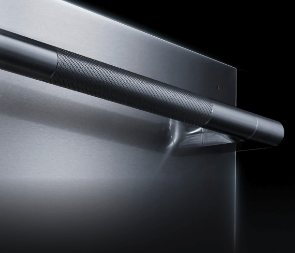 A closeup of the knurling on the handle of a RISE™ Dishwasher.