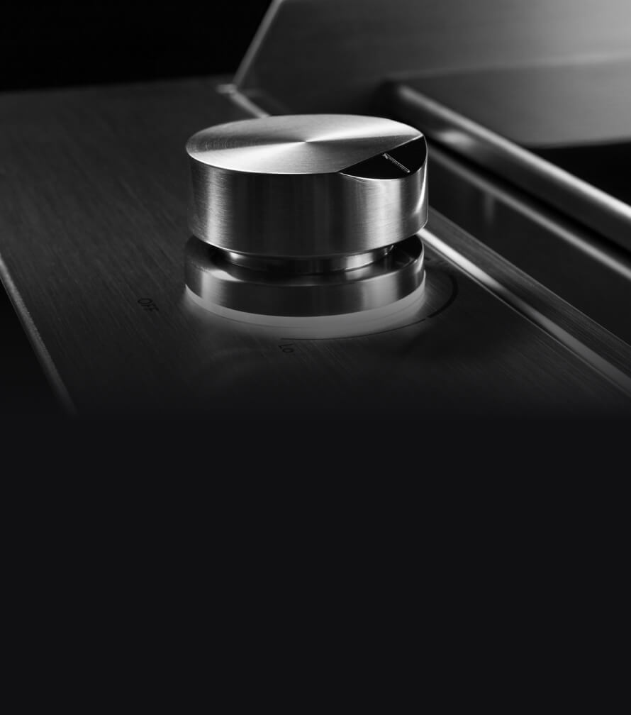 The lit Halo-Effect Knob on the Chrome-Infused Griddle.