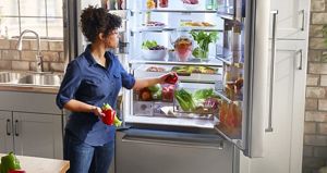 Femme ouvrant un réfrigérateur KitchenAid
