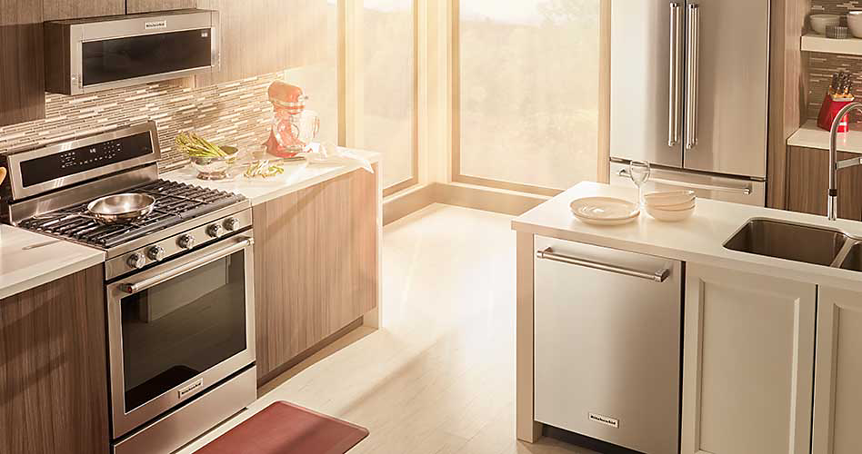 Une petite cuisine avec une cuisinière KitchenAid.