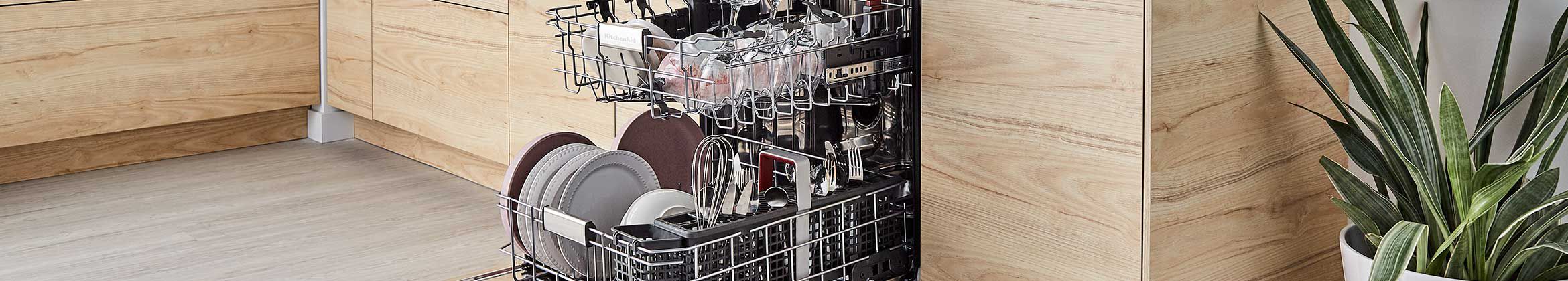 Un lave-vaisselle rempli d'articles de cuisine.