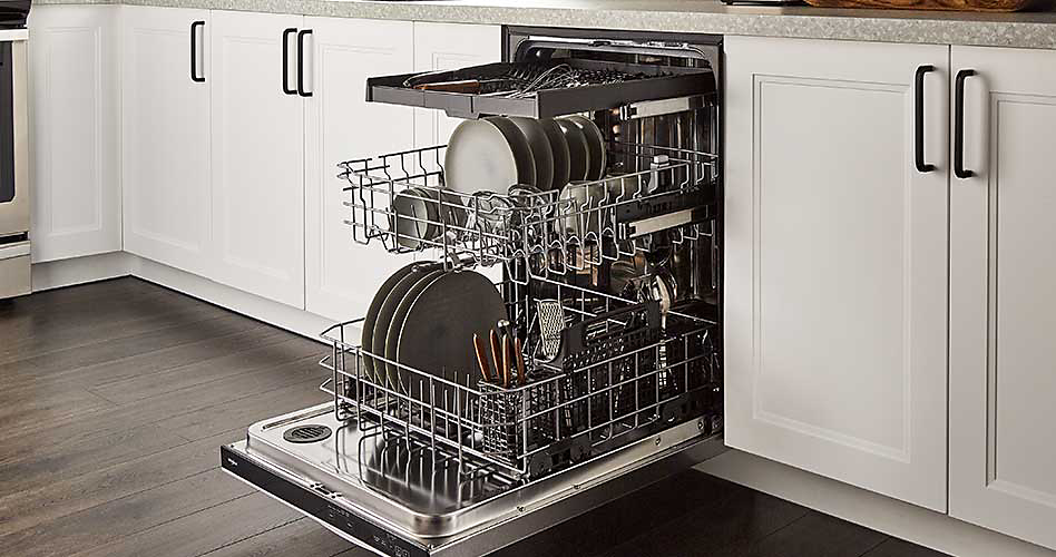 Un lave-vaisselle rempli de différents articles de cuisine