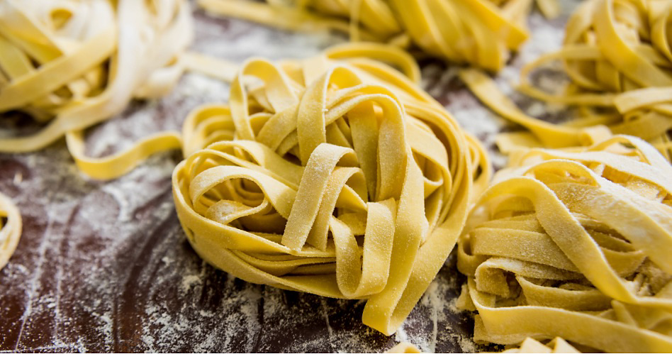 Plusieurs nids de pâtes fettuccine fraîches