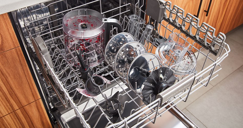 Cleaning food processor in dishwasher