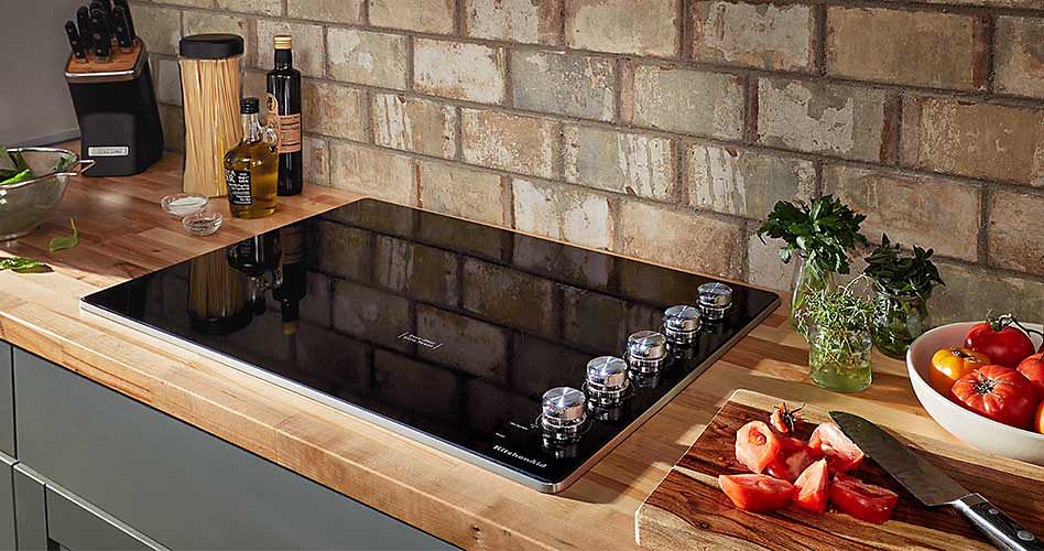 Table de cuisson en vitrocéramique KitchenAid.