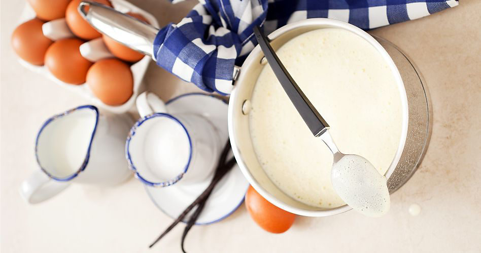 Une image avec des œufs, des tasses de thé et un mélange de crème glacée à base de crème à fouetter.
