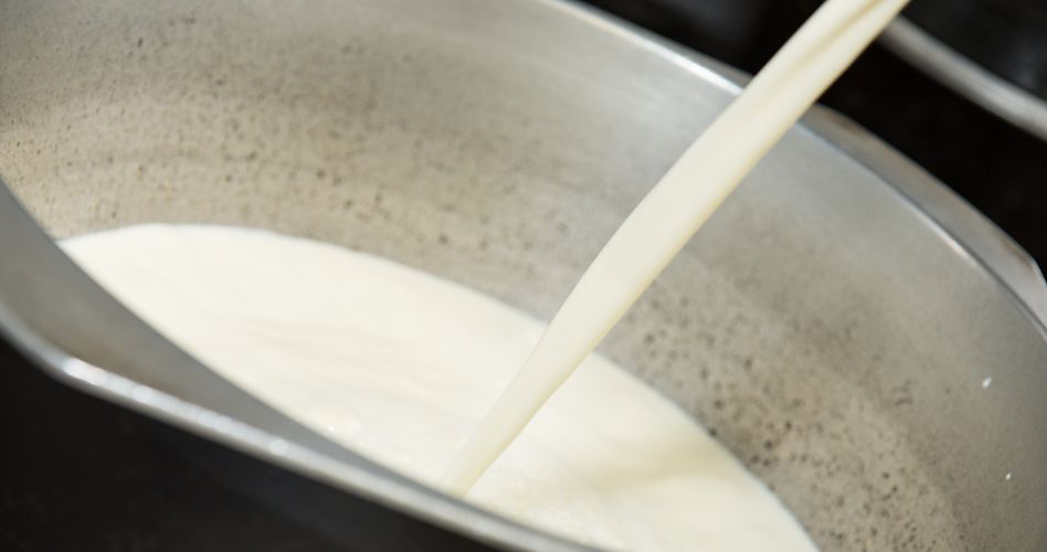 Un mélange de crème glacée versé dans une casserole.