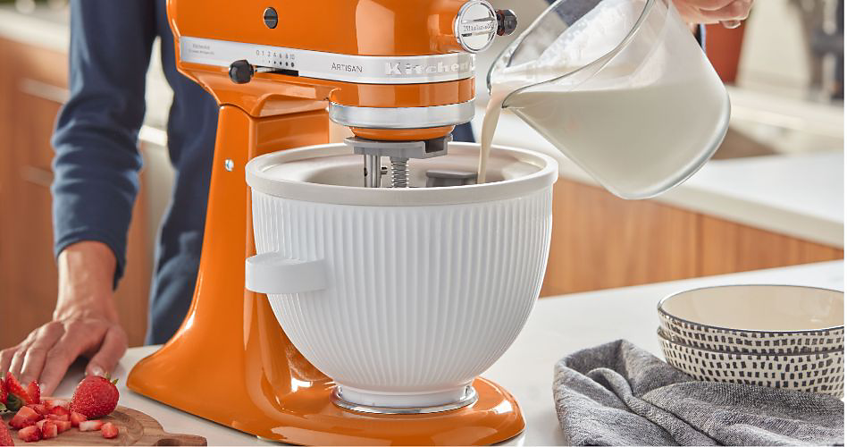 Un mélange de crème est versé dans un batteur sur socle KitchenAid.