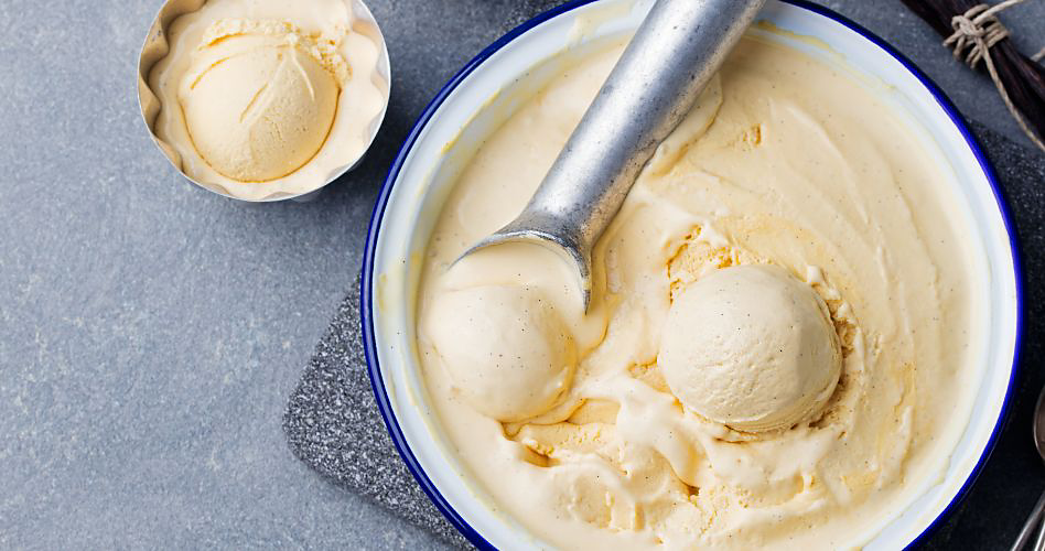 De la crème glacée à la vanille avec une cuillère en métal.