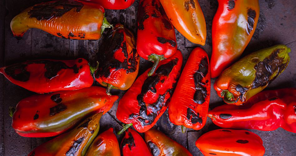 Une photo de poivrons grillés.
