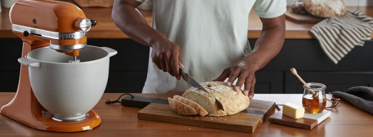 https://kitchenaid-h.assetsadobe.com/is/image/content/dam/business-unit/kitchenaid/en-ca/digital-assets/blog/2022/rye-bread-recipe/rye-bread-type.jpg?$ka-responsive$&wid=768