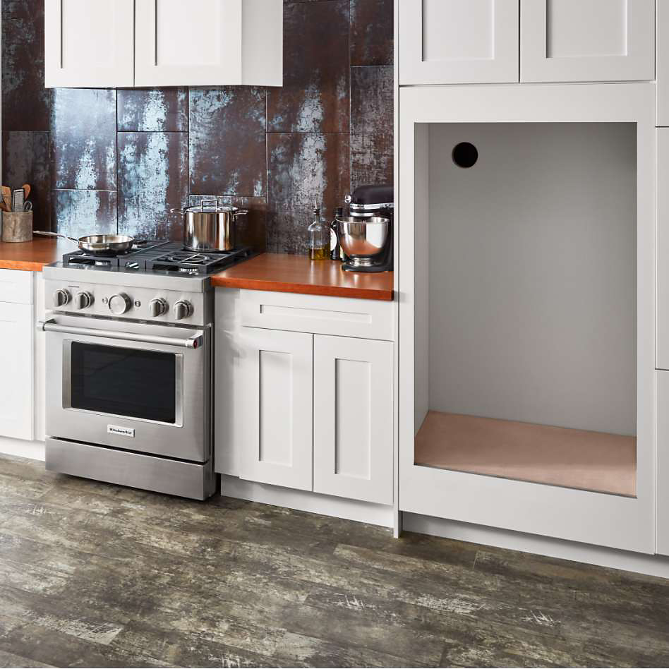 Une découpe d'armoire pour l'installation d'un four mural dans une cuisine