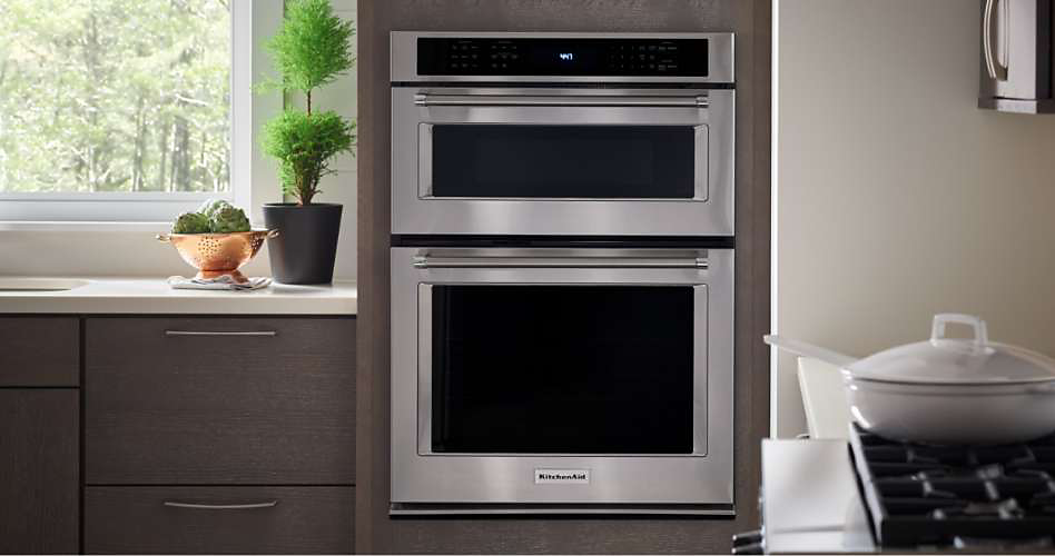 Un four mural combiné KitchenAid en acier inoxydable
