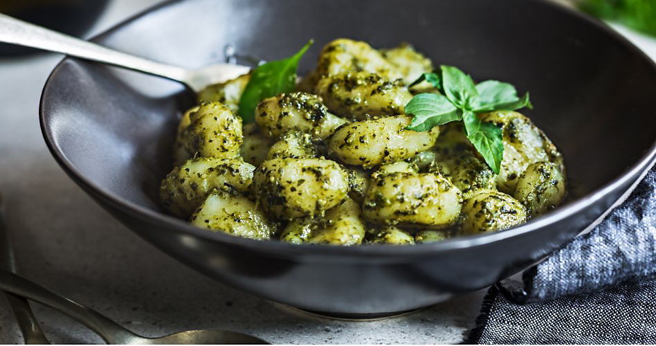 Bol de pesto avec une cuillère