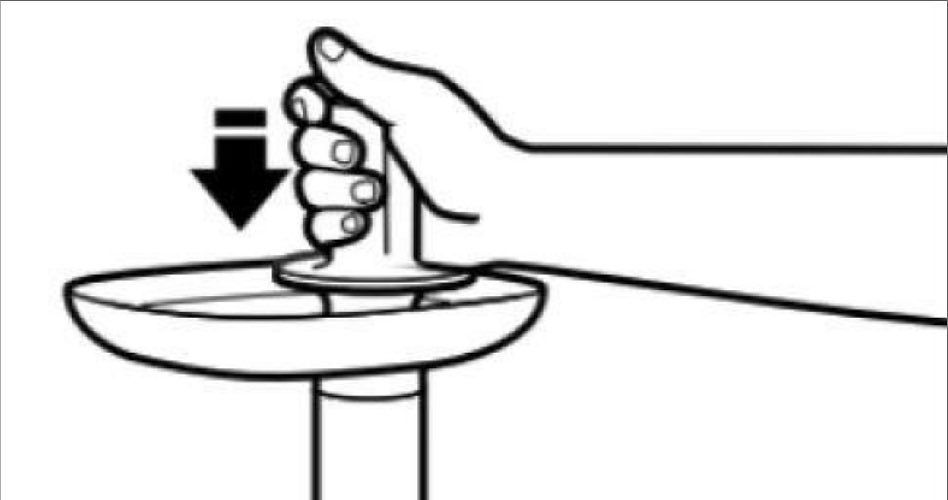 Un dessin montrant comment assembler un hachoir à viande.  Il montre comment utiliser le poussoir à aliments pour guider les aliments dans le tube d'alimentation