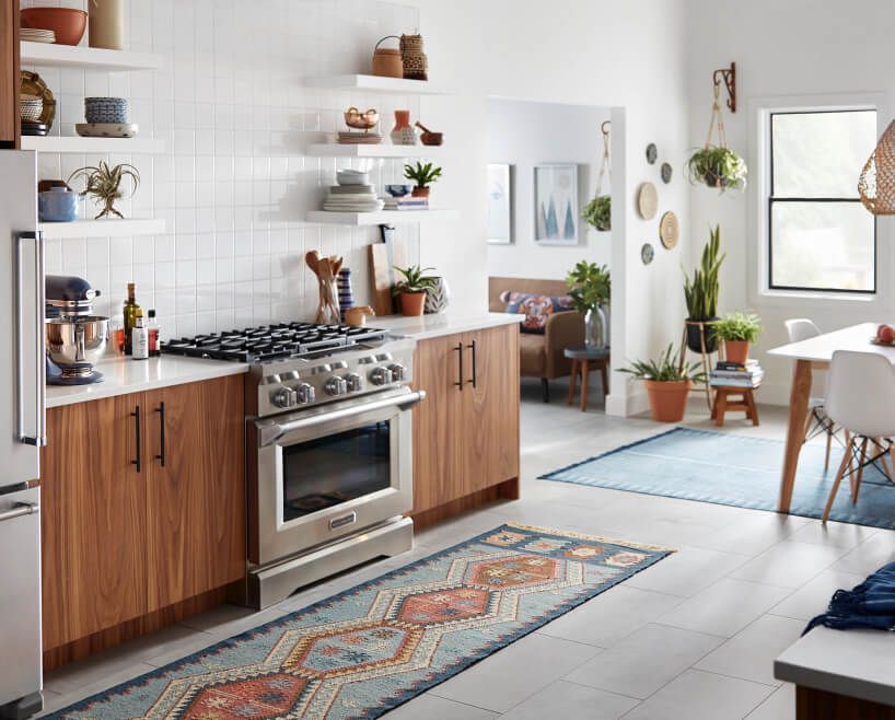 一款明亮的厨房，带木质饰有和不锈钢用具＂>
                   </div>
                   <div class=