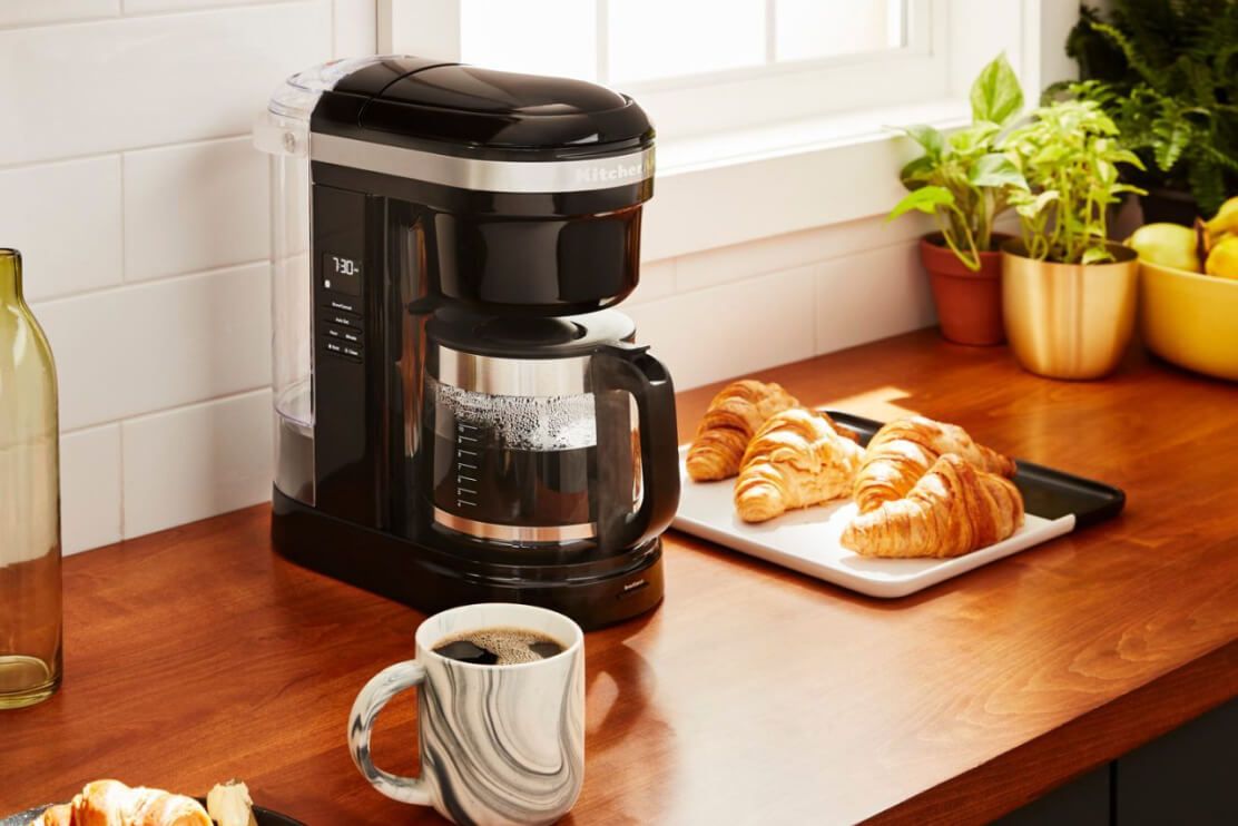 KitchenAid®12滴滤式咖啡机，可存放现煮咖啡。＂loading=