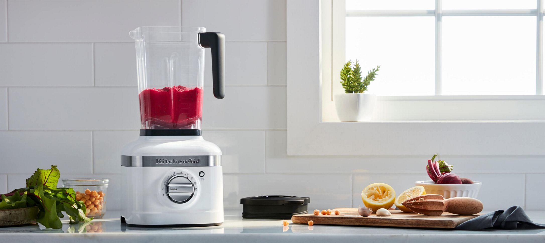 一个白色KitchenAid®搅拌机，里面有一个红色的冰沙。“>
               </picture>
              </div>
              <div class=