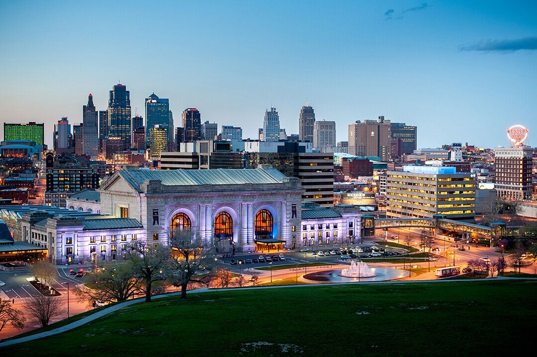 An overview of the beautiful Kansas City skyline in the evening.