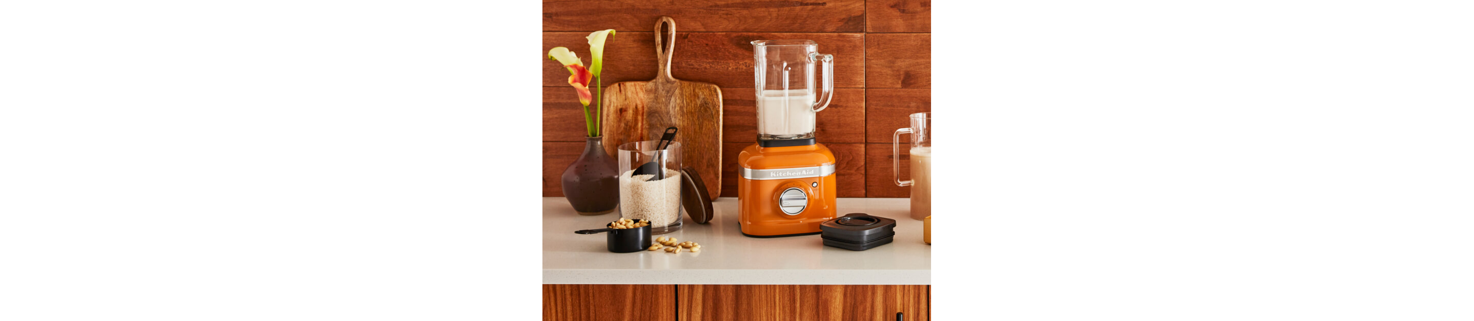 Blender KitchenAid® v medu proti dřevěné backsplash