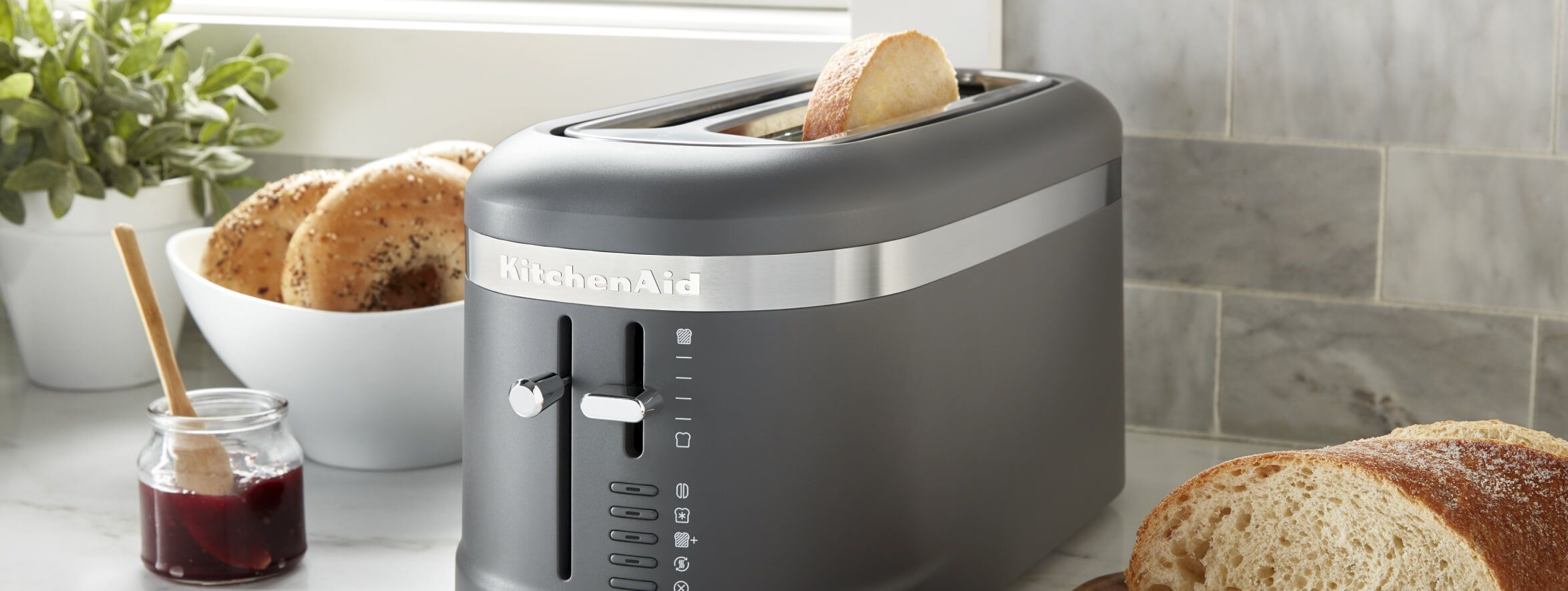 En eller anden måde dækning frakobling What to Look for in a Toaster | KitchenAid