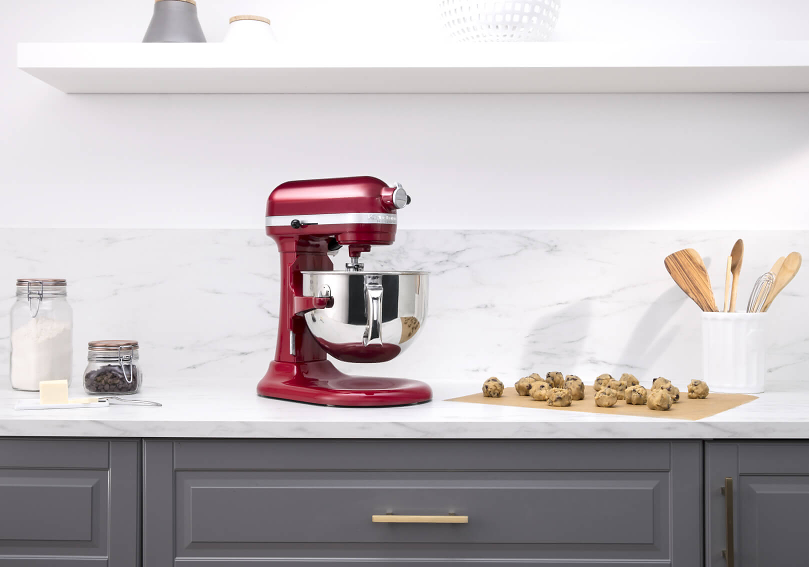 Baking cookies using a KitchenAid® bowl-lift stand mixer Baking cookies using a KitchenAid® bowl-lift stand mixer