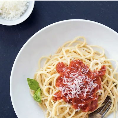 A plate of spaghetti and pasta sauce