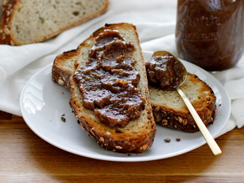 Toast with pear and caramelized shallot jam