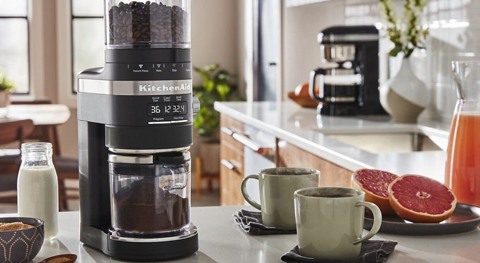 https://kitchenaid-h.assetsadobe.com/is/image/content/dam/business-unit/kitchenaid/en-us/marketing-content/site-assets/page-content/pinch-of-help/8-gifts-for-coffee-and-tea-lovers-opti/gifts-coffee-tea-img1.jpg?fmt=png-alpha&qlt=85,0&resMode=sharp2&op_usm=1.75,0.3,2,0&scl=1&constrain=fit,1
