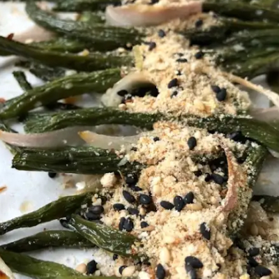 Baked green beans garnished with breadcrumbs