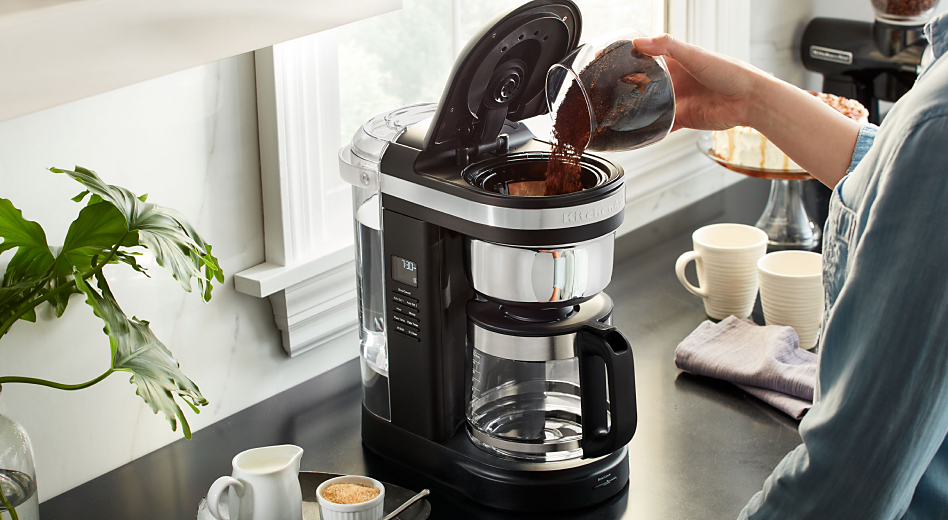https://kitchenaid-h.assetsadobe.com/is/image/content/dam/business-unit/kitchenaid/en-us/marketing-content/site-assets/page-content/pinch-of-help/coffee-vs-espresso/coffee-vs-espresso-img4.jpg?fmt=png-alpha&qlt=85,0&resMode=sharp2&op_usm=1.75,0.3,2,0&scl=1&constrain=fit,1