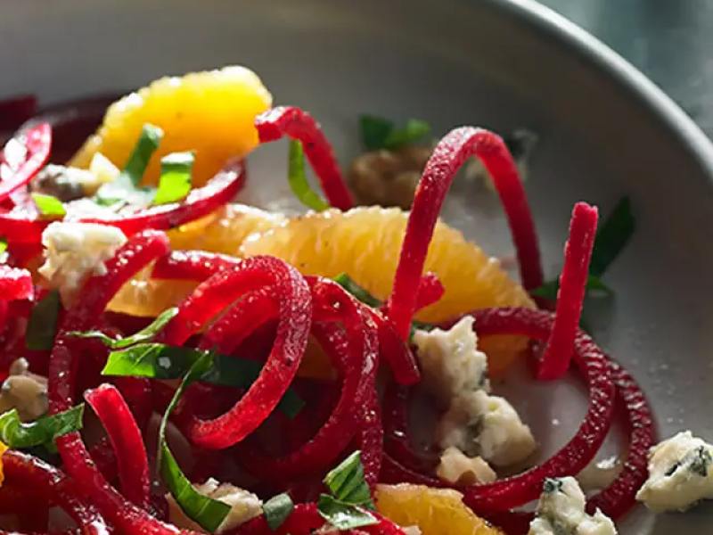Salad made with spiralized beetroot, oranges and blue cheese