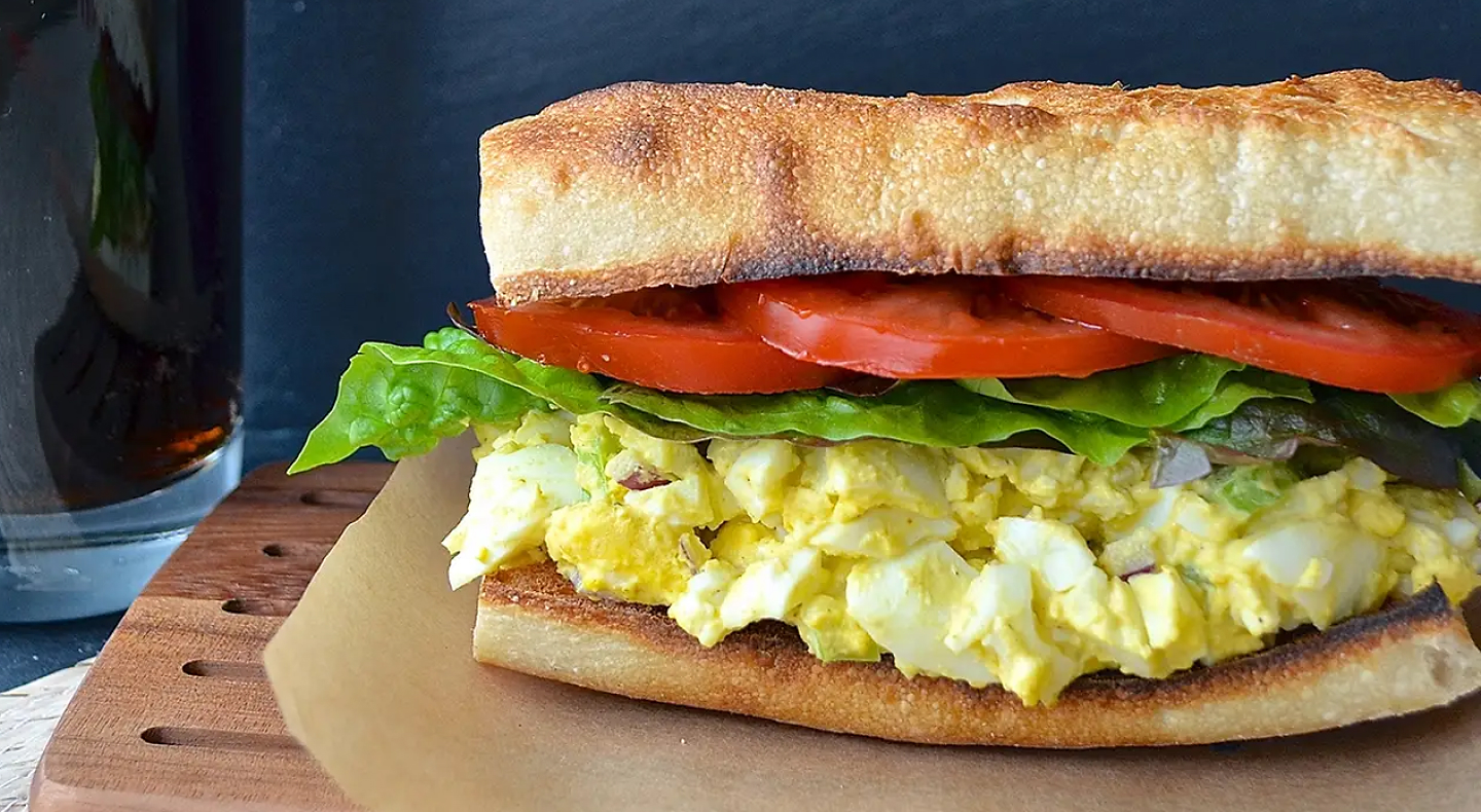 An egg, lettuce and tomato sandwich