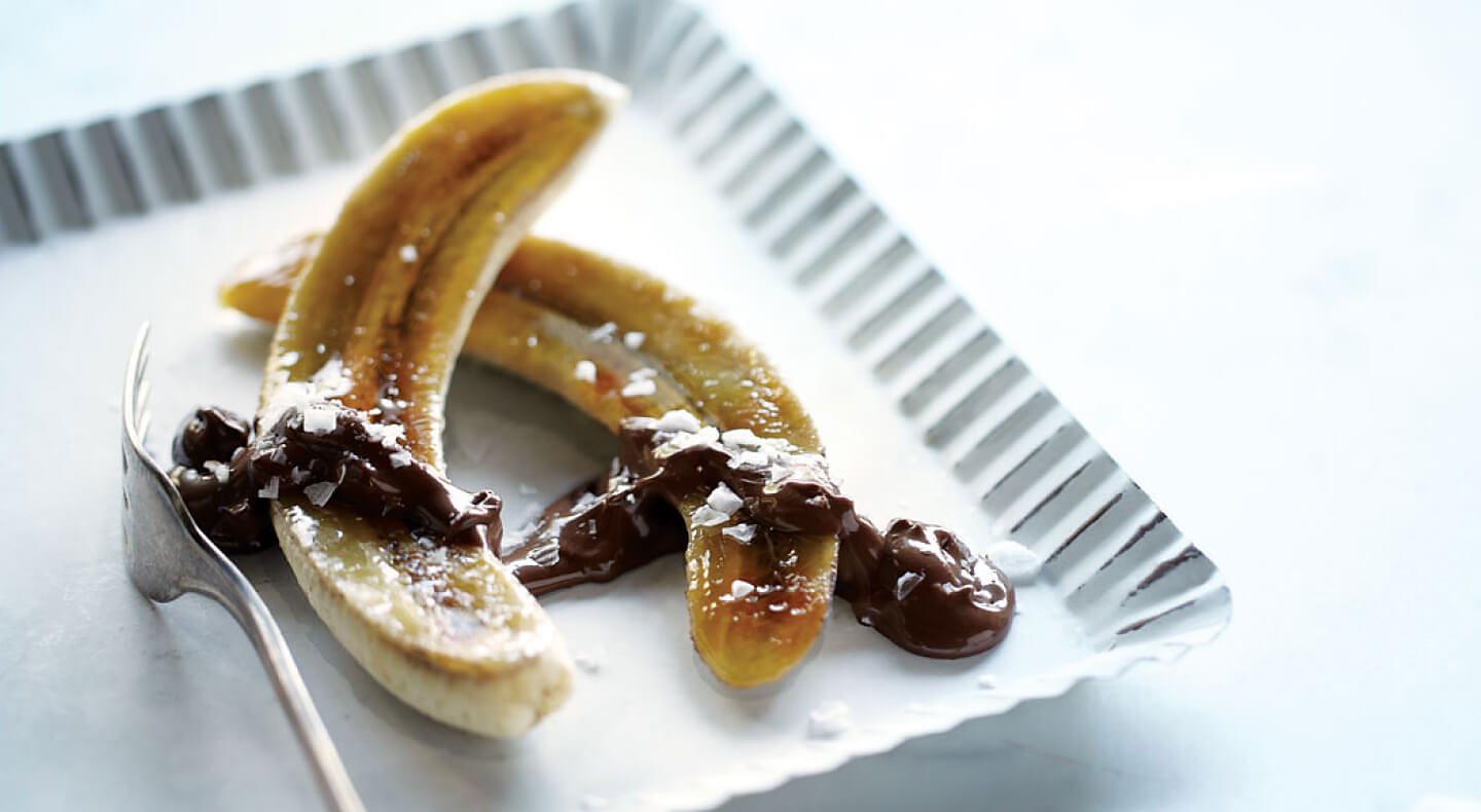Chocolate spread on dehydrated banana pieces
