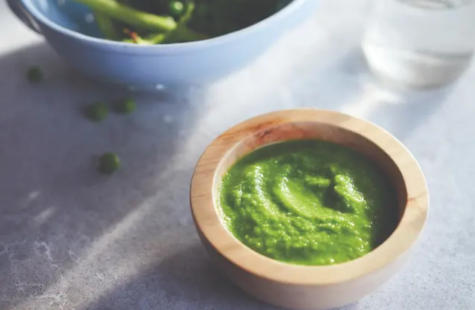 Green pea and bean pureed food processor baby food