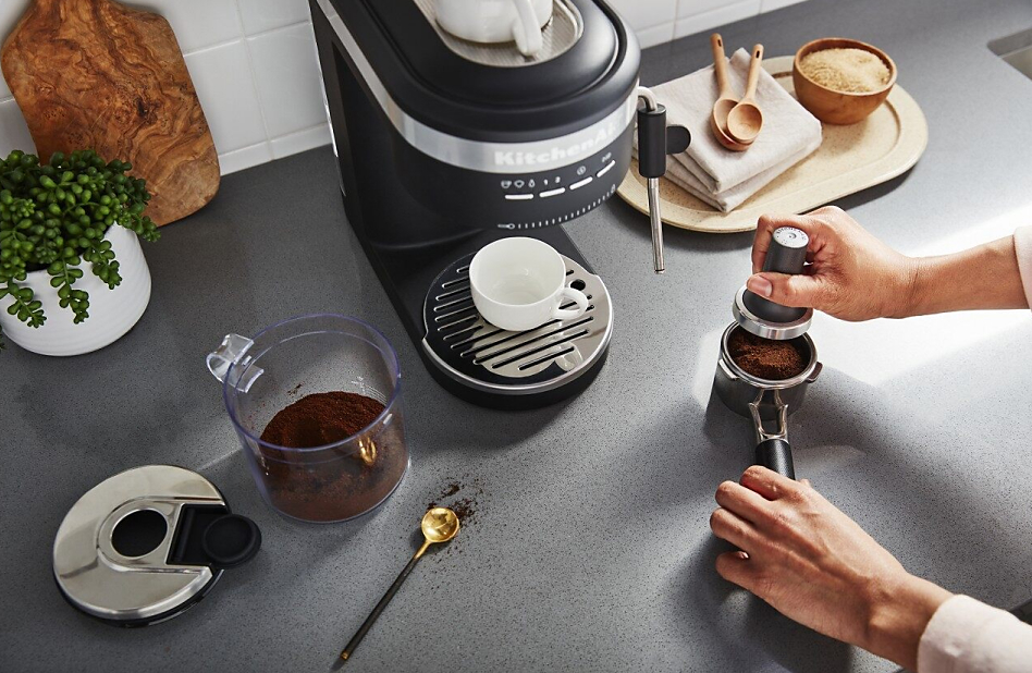 Test Person tamping espresso in the portafilter