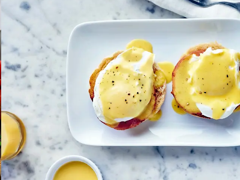 Plated eggs benedict