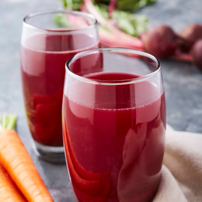 Beet and carrot juice in two glasses