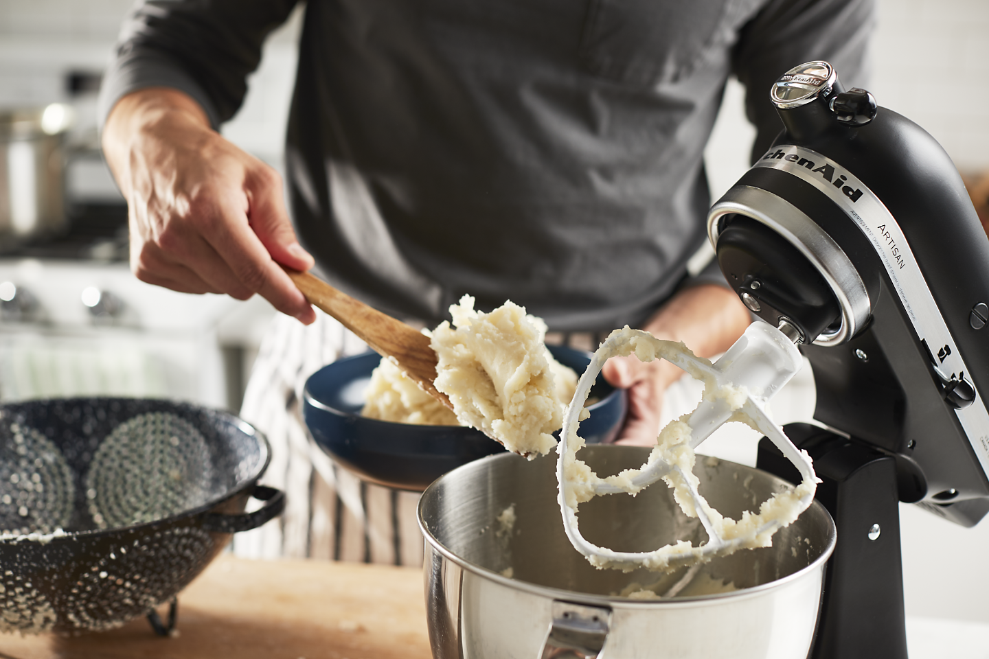 https://kitchenaid-h.assetsadobe.com/is/image/content/dam/business-unit/kitchenaid/en-us/marketing-content/site-assets/page-content/pinch-of-help/how-to-make-mashed-potatoes-with-a-stand-mixer/Mashed-Potato-Stand-Mixer_4.png?fmt=png-alpha&qlt=85,0&resMode=sharp2&op_usm=1.75,0.3,2,0&scl=1&constrain=fit,1