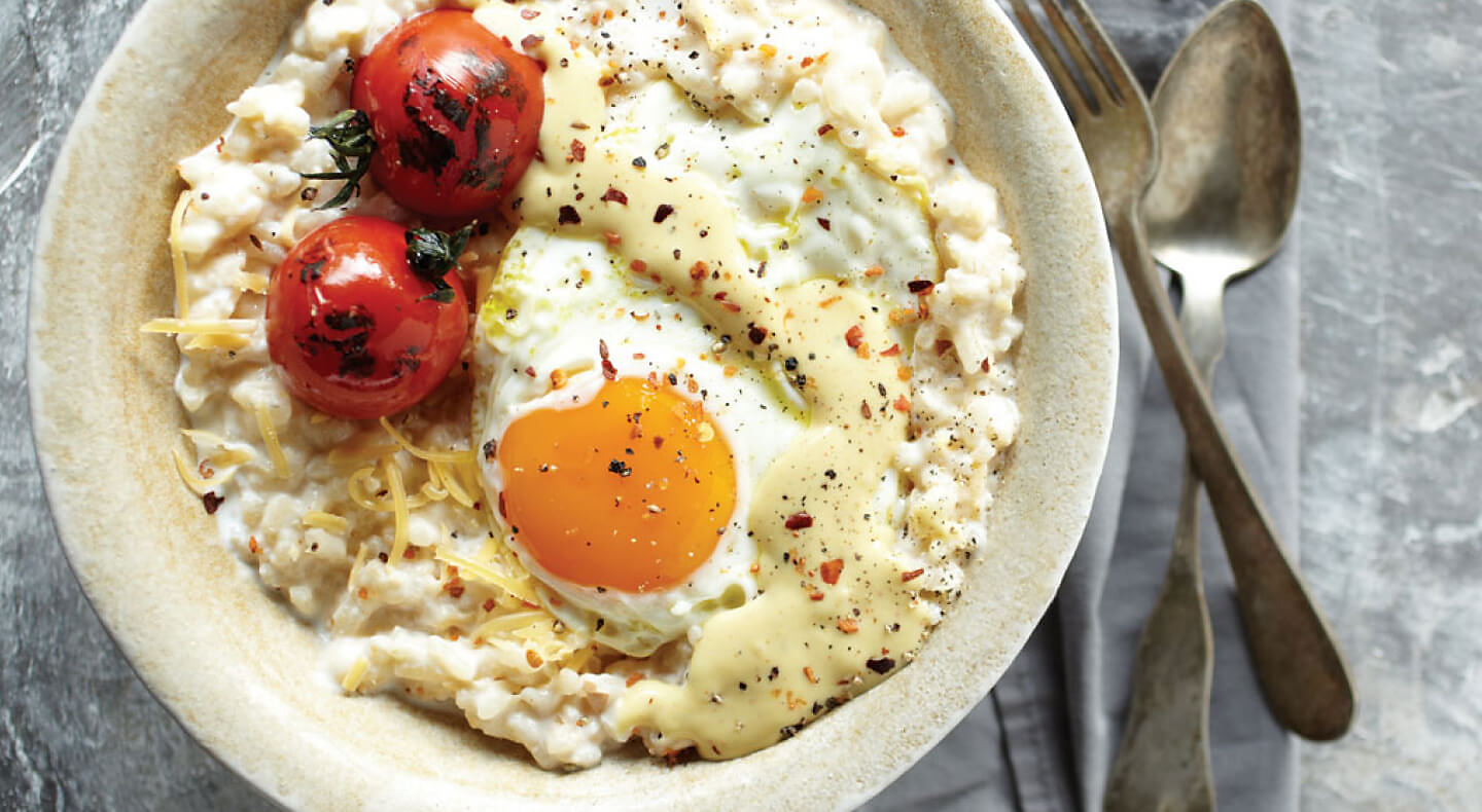 Orzo with fried egg and tomatoes