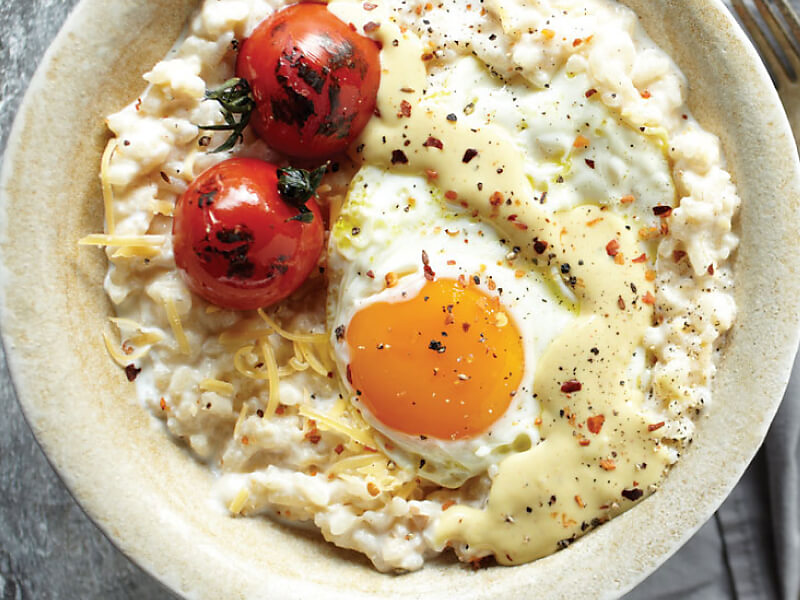 Orzo with fried egg and tomatoes