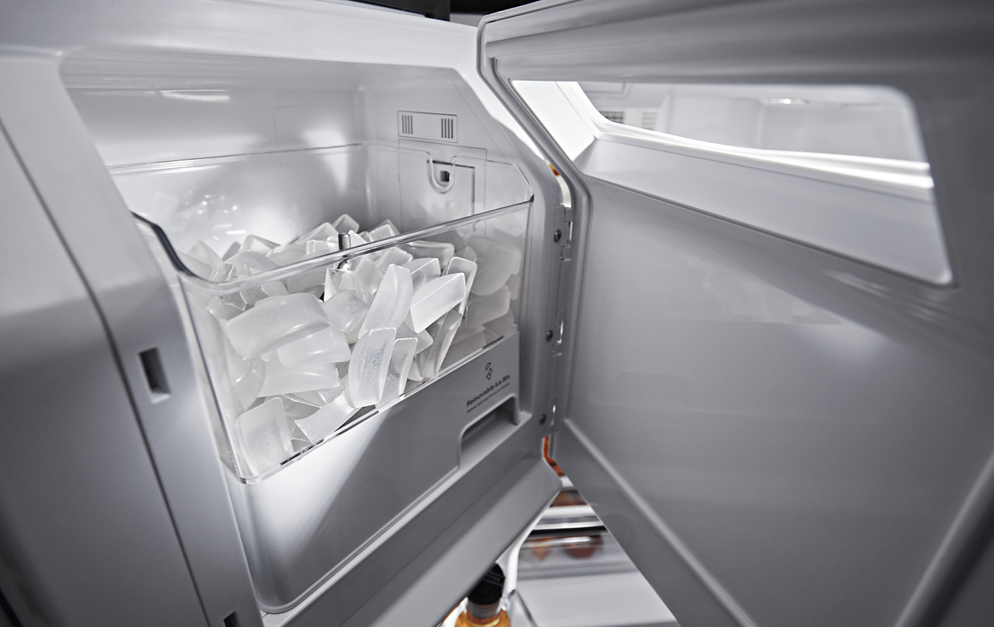Refrigerator ice maker ice bin