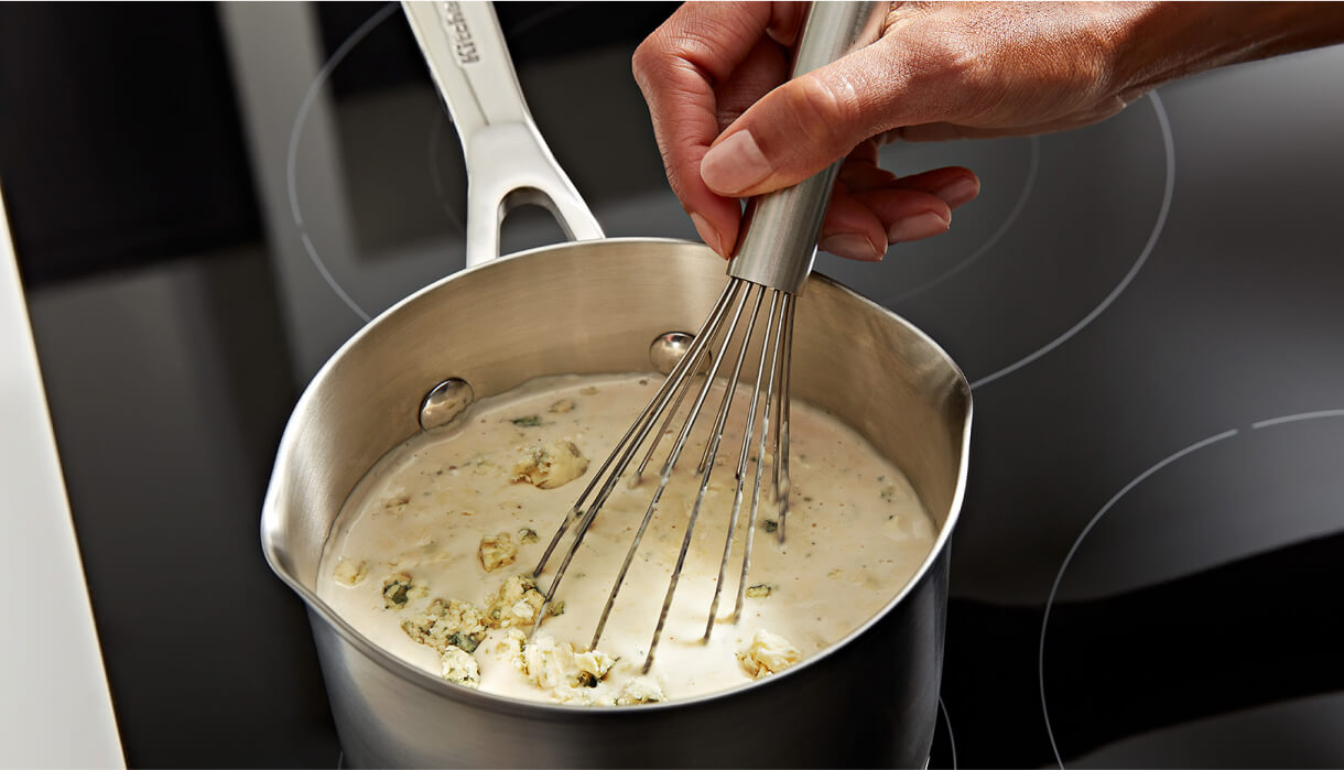 Une casserole sur une table de cuisson à induction.